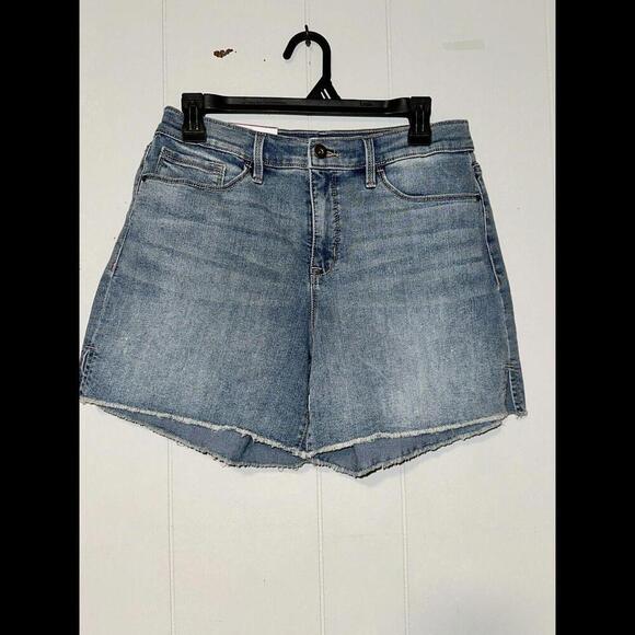 Jessica Simpson Pants - NWT Jessica Simpson Side Slit Short High Rise Frayed‎ Hem Size 6 Relaxed Fit